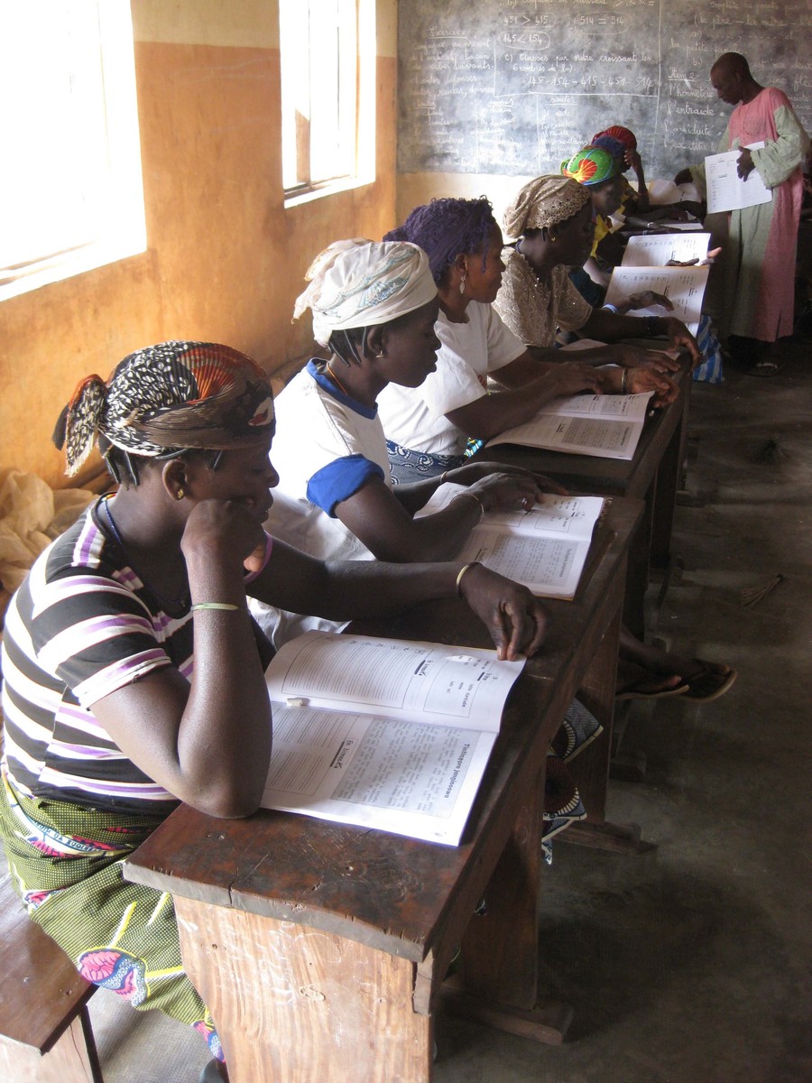 Programme d'alphabétisation pour les adultes, les jeunes et les femmes